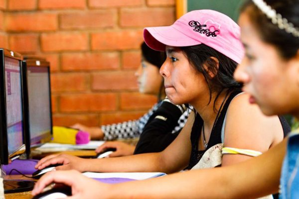 Informatikunterricht im Kinderheim Comunidad La Providencia, Cuatro Esquinas